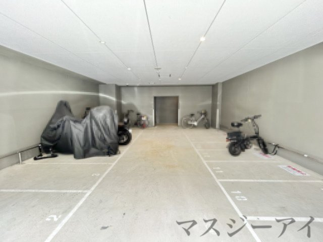 セレニテ難波グランデシュッドの駐車場