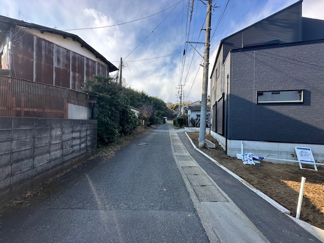 茅ヶ崎堤　新築戸建　全３棟の前面道路含む現地写真|1月24日撮影　外構工事中　現地外観