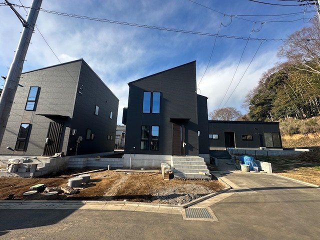 茅ヶ崎堤　新築戸建　全３棟の前面道路含む現地写真|1月24日撮影　外構工事中　現地外観