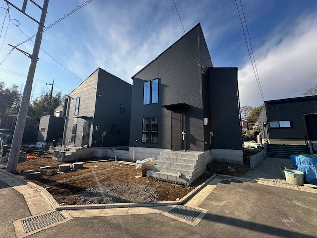 茅ヶ崎堤　新築戸建　全３棟の外観|1月24日撮影　外構工事中　現地外観
