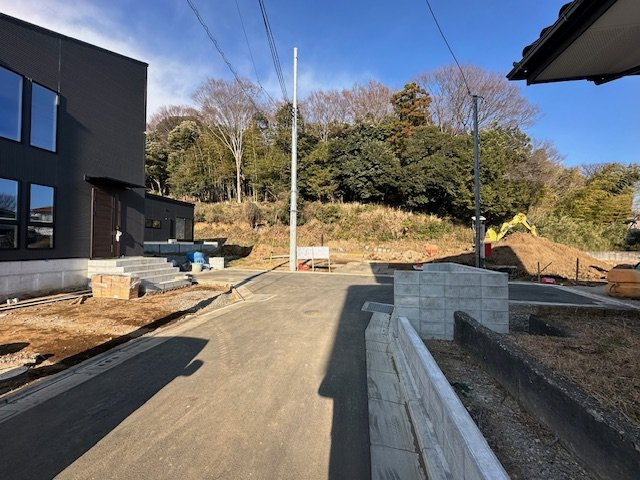 茅ヶ崎堤　新築戸建　全３棟の前面道路含む現地写真|1月24日撮影　外構工事中　現地外観