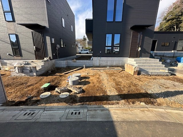 茅ヶ崎堤　新築戸建　全３棟の駐車場|1月24日撮影　外構工事中　駐車スペース