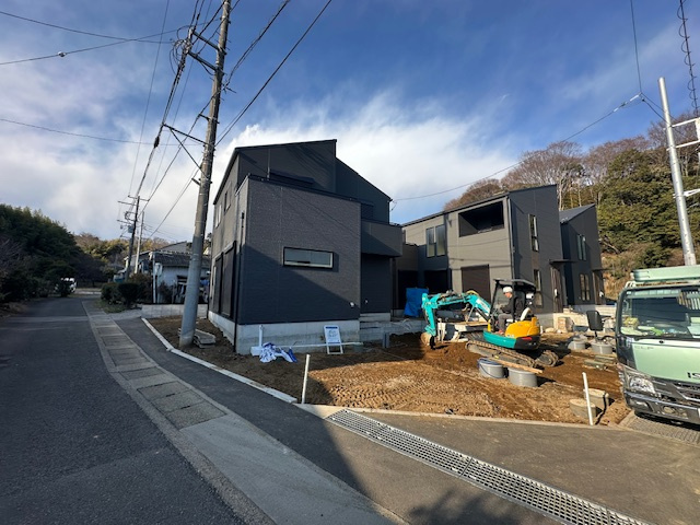 茅ヶ崎堤　新築戸建　全３棟の前面道路含む現地写真|1月24日撮影　外構工事中　現地外観