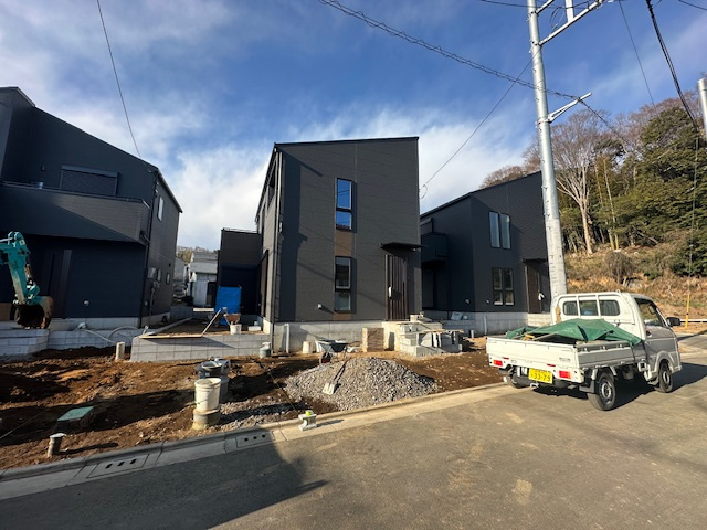 茅ヶ崎堤　新築戸建　全３棟の前面道路含む現地写真|1月24日撮影　外構工事中　現地外観