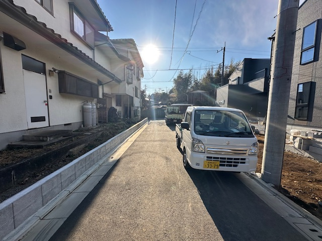 茅ヶ崎堤　新築戸建　全３棟の前面道路含む現地写真|1月24日撮影　外構工事中　現地外観