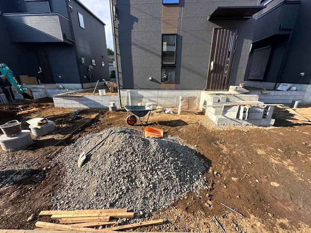 茅ヶ崎堤　新築戸建　全３棟の駐車場|1月24日撮影　外構工事中　駐車スペース