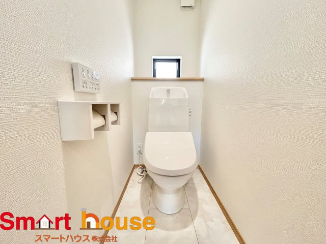 【トイレ】 | 綾瀬市深谷中　新築3棟 | 節水型でエコなトイレには、今では当たり前のウォシュレット付き。便座を温める機能もついていて、居心地良くてトイレから出られなくなるかも！換気用に換気扇はもちろん、窓も着いているので常に快適ですね♪