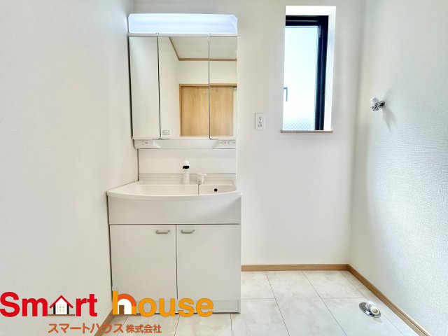 【独立洗面台】 | 綾瀬市深谷中　新築3棟 | ゆとりの洗面スペースで朝の身支度も快適スムーズに。３面鏡で髪のセットやお化粧もストレスなくこなせ、朝から気分良く通勤通学に向かえそうですね！鏡の裏にはたっぷりと収納スペースを標準装備！