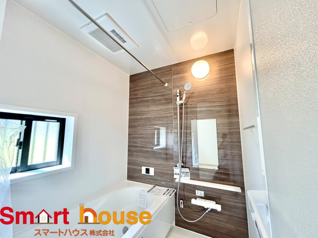 【浴室】 | 綾瀬市深谷中　新築3棟 | 一日の疲れを癒してくれる場所なので、快適に過ごして頂く為にゆったりサイズのバスタブを用意しました。是非半身浴をお楽しみ下さい。空気が籠らない様に小窓も設置しております。