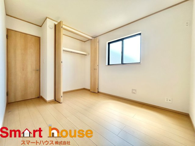 【洋室】 | 綾瀬市深谷中　新築3棟 | 家族一人ひとりの大切なプライベート空間。趣味に合わせて使って頂けるようシンプルに仕上げてあります。暮らし心地を大きく左右する収納を、適材適所に配置し使い勝手を考慮しました。