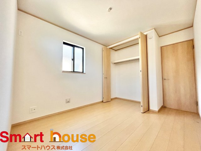 【洋室】 | 綾瀬市深谷中　新築3棟 | 広々とした居住空間は日々の暮らしを彩り、心のやすらぎと満足感を与えてくれます。通風と採光を考慮した設計は子供たちはのびのび育ち、家族でくつろぎと団らんを生み出します。