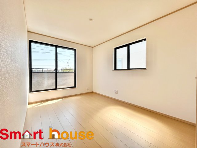 【洋室】 | 綾瀬市深谷中　新築3棟 | 大きな窓からたっぷりの日差しが降り注ぐ明るい室内です。気持ちの良い朝日を受けて、目覚めの良い健康的な朝を迎えられそうです。 