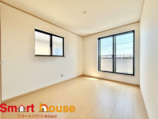 【洋室】 | 綾瀬市深谷中　新築3棟 | 光が沢山取り込める大きな窓。2面採光なので、日差しを長時間受ける事が出来る暖かいお部屋です。