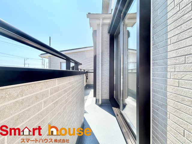 【バルコニー】 | 綾瀬市深谷中　新築3棟 | 開放的なバルコニーは見晴らしもよく、太陽の温かな温もりをめいっぱい受け止めてくれます。太陽の光と爽やかな風を受けたお洗濯物はあっという間に乾き、取りこむ時には太陽の匂いを感じられそうですね。