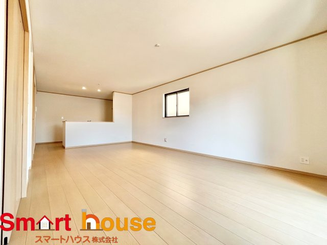 【居間・リビング】 | 綾瀬市深谷中　新築3棟 | ここにはみんなが集い、食事と楽しい会話が始まる。話に夢中になりすぎて、ついつい時を忘れてしまう。そんな束の間の幸せを感じさせてくれる場所。