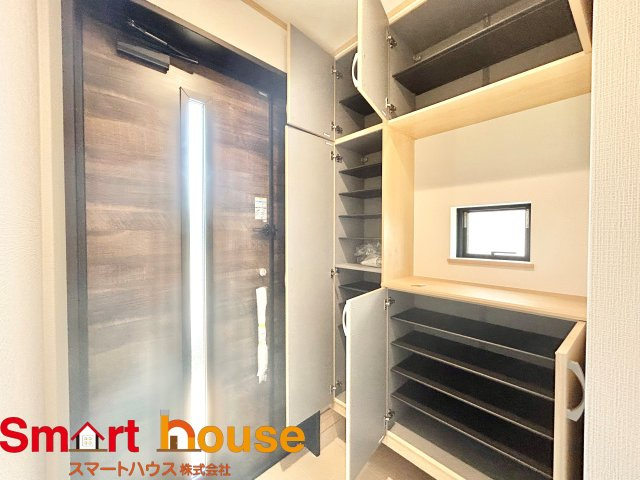 【玄関】 | 綾瀬市深谷中　新築3棟 | 収納付き玄関で見た目スッキリ♪