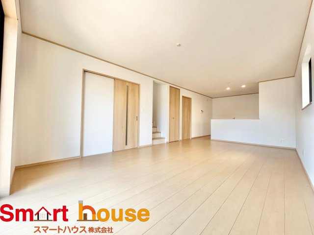 【居間・リビング】 | 綾瀬市深谷中　新築3棟 | オープンでのびやかな空間を生み出す、こだわりの広がりとゆとり。家族と過ごす時間を大切にしたい方にぴったりの明るくゆとりある住空間です。