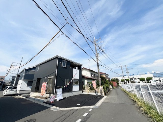 相模原市中央区田名　第142　新築戸建の前面道路含む現地写真|お住まいの前面道路が広いと駐車が楽になり、陽当たりも遮られないので明るく居心地の良いお家になります♪