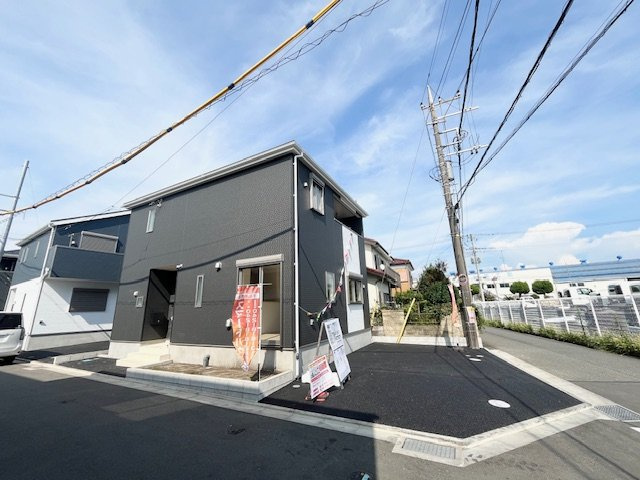 相模原市中央区田名　第142　新築戸建の外観|外壁が周囲の街並みと青空に生えるお洒落な仕上がり！周囲には高い建物のないエリア。青い空が大きく感じますね。