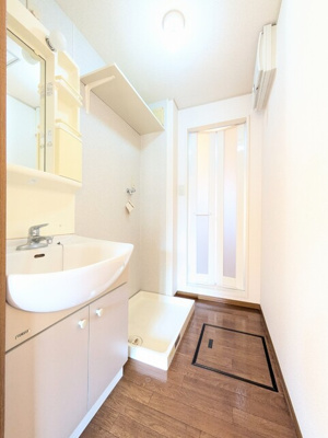 洋室6帖　窓・収納スペースあり