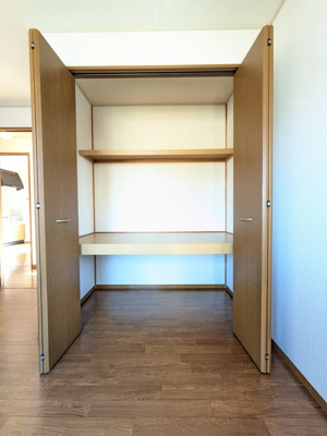 洋室6帖　窓・収納スペースあり