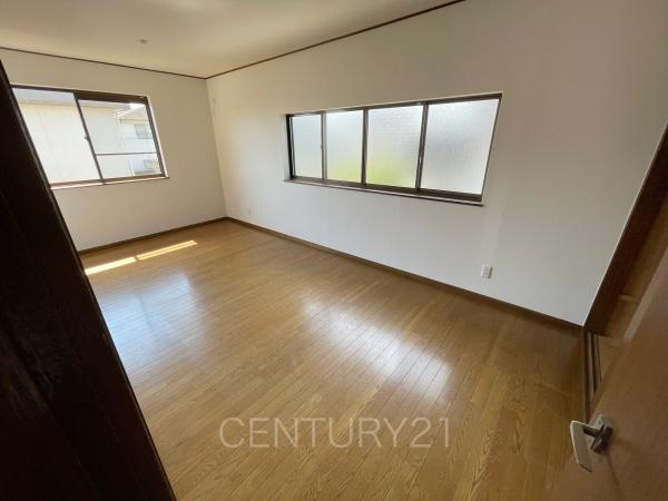 前橋市田口町中古一戸建ての洋室|２面採光の明るい洋室です。