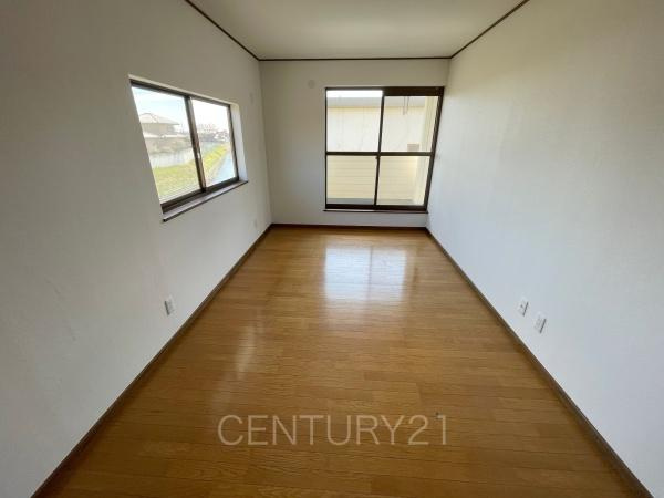 前橋市田口町中古一戸建ての洋室|２面採光の明るい洋室です。