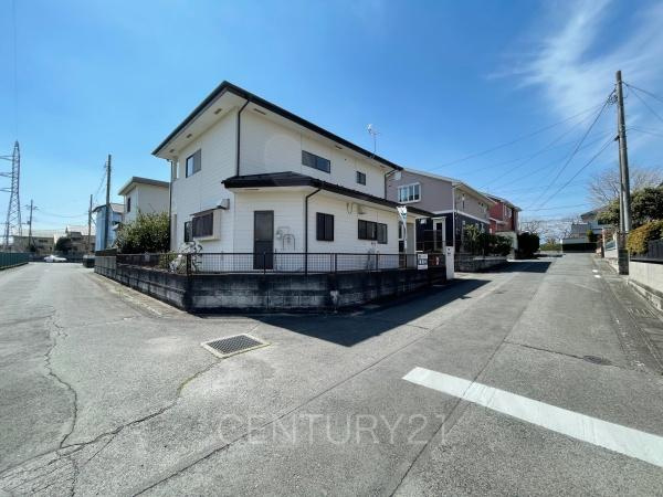前橋市田口町中古一戸建ての前面道路含む現地写真|角地です。