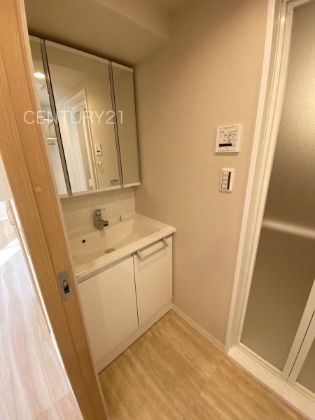 ウイング高崎の独立洗面台|三面鏡付きの洗面台には鏡の裏に収納があり、すっきり片付けられます。
洗髪も可能な伸縮機能つきシャワーヘッドです。