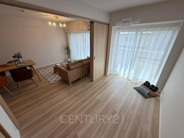 ウイング高崎の洋室|１階洋室です、LDKと続き間で開放感があります。
引き戸で簡単に仕切れますので状況に合わせた使い方ができます。