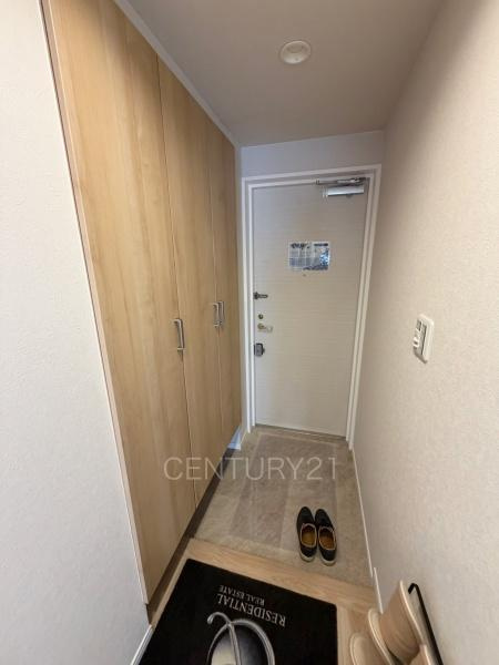 ウイング高崎の玄関|シューズボックス付きの玄関です。
上部も収納付きで多くの収納が可能です。