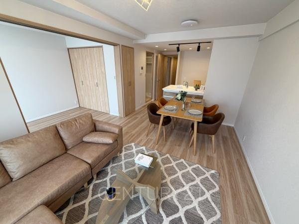 ウイング高崎の居間・リビング|大きいソファーがおける広々リビング