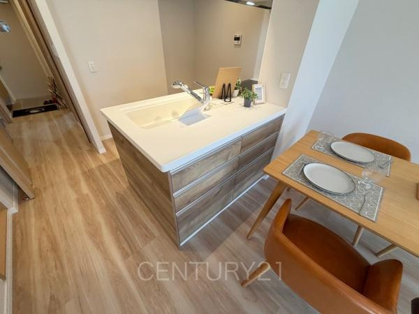 ウイング高崎のキッチン|キッチン背面に収納付きです。