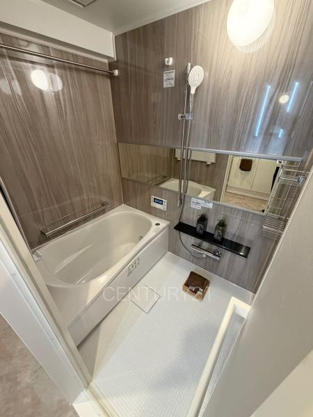 ライオンズマンション高崎の浴室|ゆったりと寛げる大型バスタブ。
足を伸ばしたまま入浴可能です。
浴室乾燥機付きで天候が悪い日でも洗濯をして衣類を乾燥させることができます。