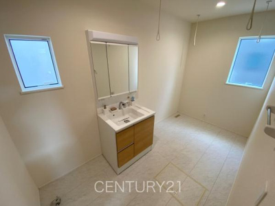 【独立洗面台】 | 前橋市南24-1期(1号棟) | 三面鏡付きの洗面台には鏡の裏に収納があり、すっきり片付けられます。
洗髪も可能な伸縮機能つきシャワーヘッドです。