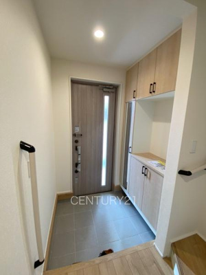 【玄関】 | 前橋市南24-1期(1号棟) | シューズボックス付きの玄関です。
上部も収納付きで多くの収納が可能です。