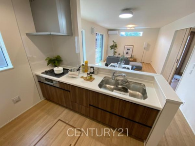 【キッチン】 | 前橋市南24-1期(1号棟) | シンクも大きく洗い物もしやすい浄水器付。シャワーヘッドは引き出し可能、シンクの隅々まで洗い流せます。