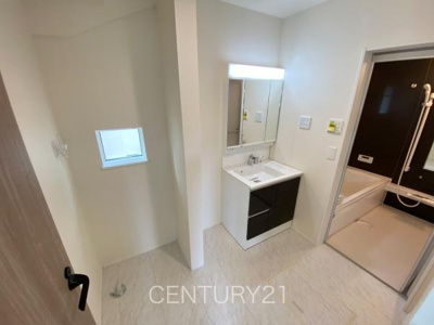 【独立洗面台】 | 前橋市南町24-1期（3号棟） | 三面鏡付きの洗面台には鏡の裏に収納があり、すっきり片付けられます。
洗髪も可能な伸縮機能つきシャワーヘッドです。