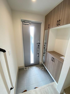 【玄関】 | 前橋市南町24-1期（3号棟） | シューズボックス付きの玄関です。
上部も収納付きで多くの収納が可能です。