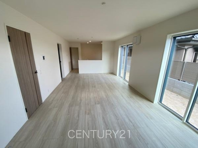 【居間・リビング】 | 前橋市南町24-1期（3号棟） | 大きいソファーがおける広々リビング