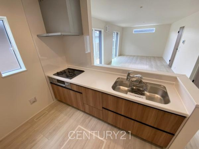 【キッチン】 | 前橋市南町24-1期（3号棟） | シンクも大きく洗い物もしやすい浄水器付。シャワーヘッドは引き出し可能、シンクの隅々まで洗い流せます。