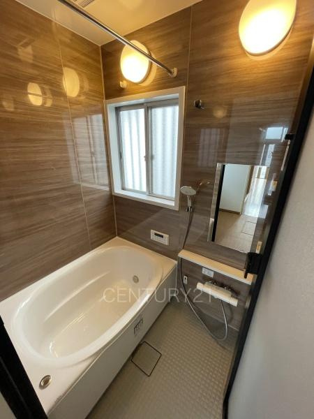 前橋市天川原町2丁目中古の浴室|ゆったりと寛げる大型バスタブ。
足を伸ばしたまま入浴可能です。
浴室乾燥機付きで天候が悪い日でも洗濯をして衣類を乾燥させることができます。