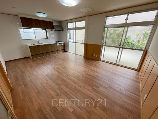 前橋市天川原町2丁目中古の居間・リビング|大きいソファーがおける広々リビング