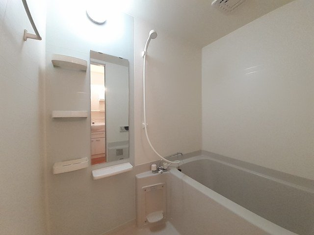 ベルズかたかごＢの浴室|日々の疲れを癒すお風呂付です