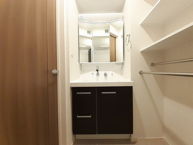 エクラ２２の洗面所|明るい洗面所です