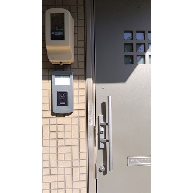 岐阜市粟野西１丁目のアパートの玄関