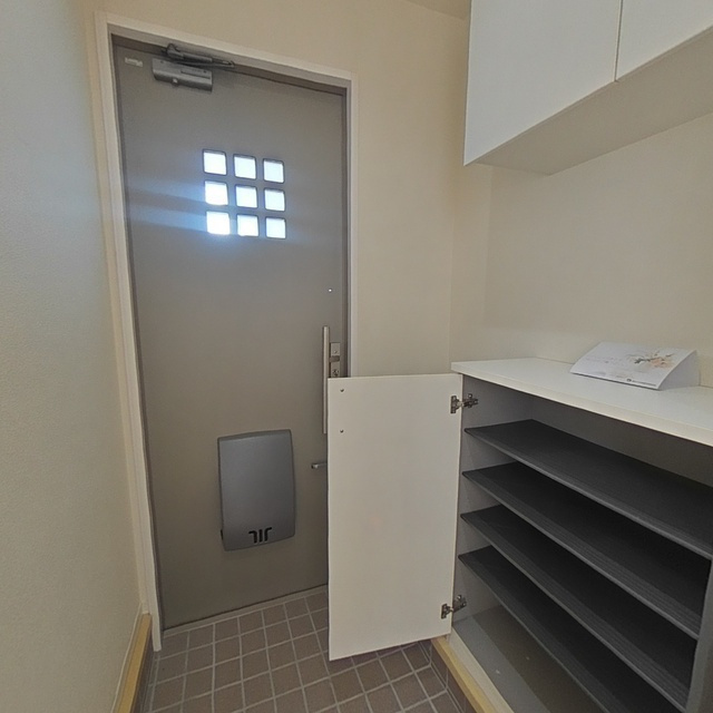 岐阜市粟野西１丁目のアパートの玄関