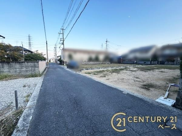 葛城市南道穗の売地の前面道路含む現地写真|道路路の高低差もなく駐車も楽々！