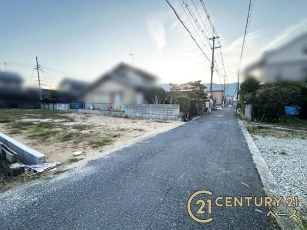 葛城市南道穗の売地の前面道路含む現地写真|落ち着いた雰囲気の住宅地内です！