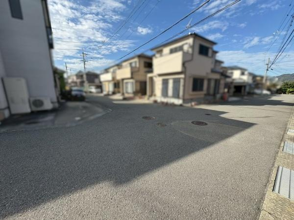 岩出市中島　中古戸建の前面道路含む現地写真